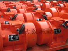 YZS振動(dòng)電機(jī)：加裝防護(hù)外殼，密封性強(qiáng)不易損壞。